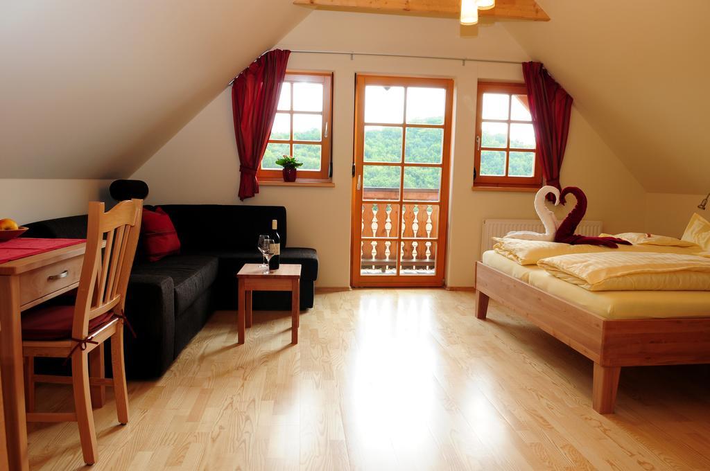 Weingut Winzerzimmer Rothschaedl Leutschach Room photo